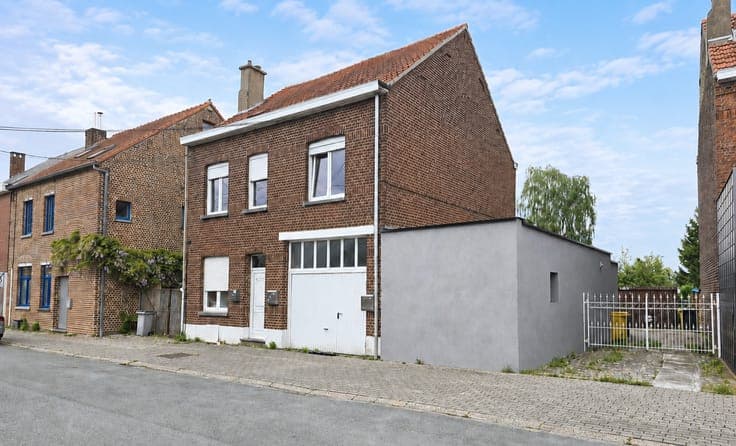 Spacious house to renovate with large garden and garage