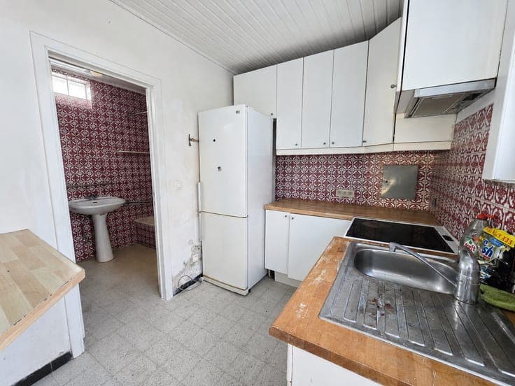 Spacious house to renovate with large garden and garage