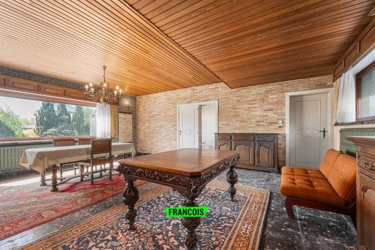 Characterful 1970s villa with exceptional space and potenti…