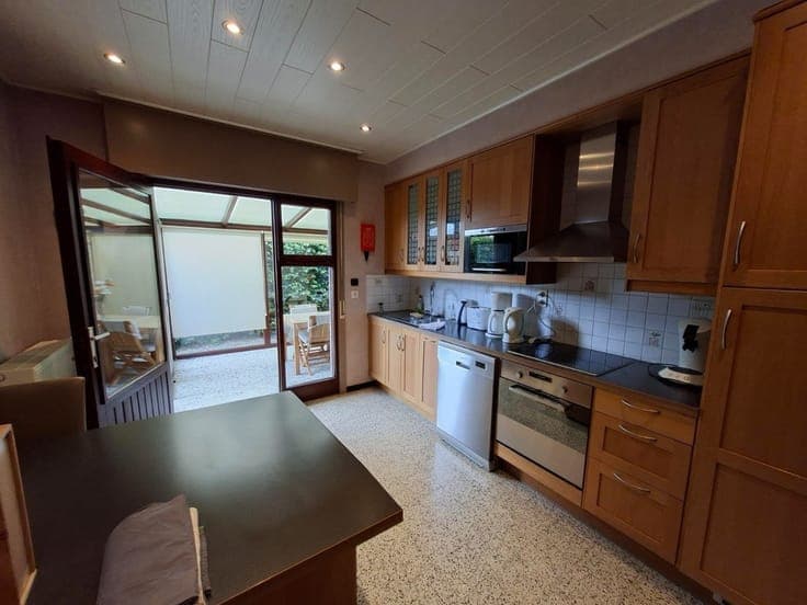 Ready-to-move-in family bungalow, quiet area, with garden