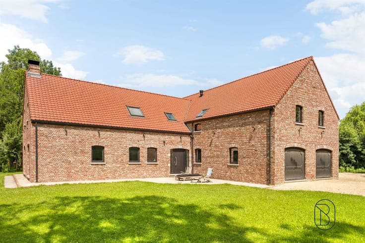Exceptional property to be completed on a vast 5,600 m² plot