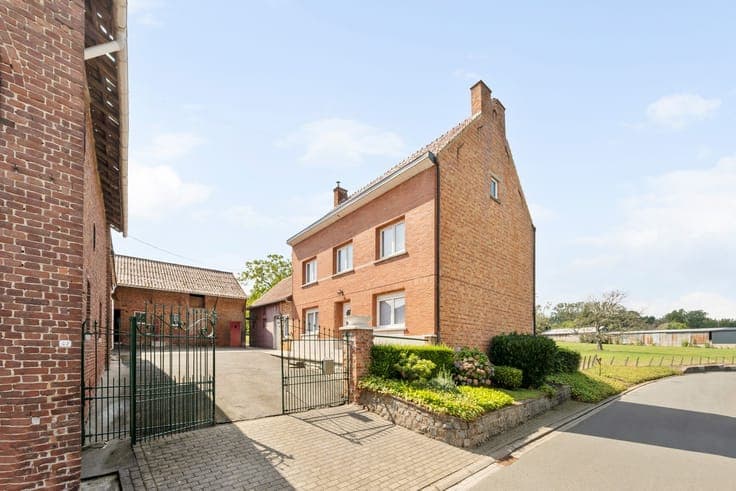 UNIEKE LANDELIJKE EIGENDOM MET WONING, STALLEN EN 15.380 ...