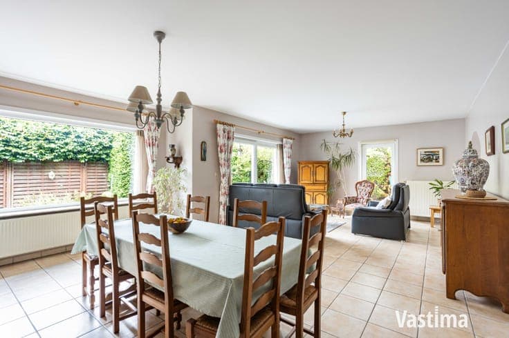 Ruime en instapklare villa met 4 slaapkamers en dubbele g...
