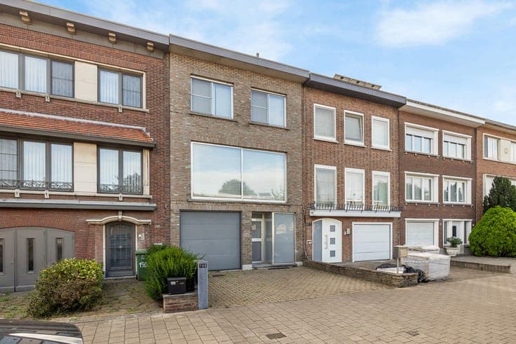 Riante seventies dokterswoning met terras en tuin op gege...