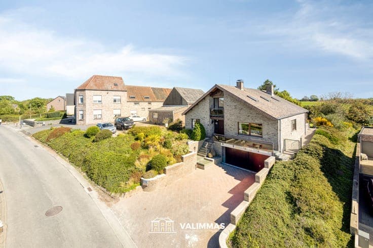 Ruime, welgelegen villa met garage en grote tuin...
