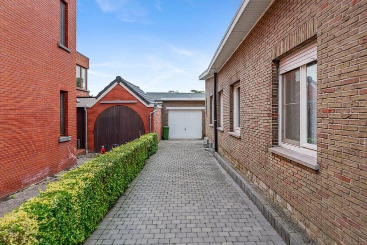 TE RENOVEREN GELIJKVLOERSE OPEN BEBOUWING MET 3 SLAAPKAME...