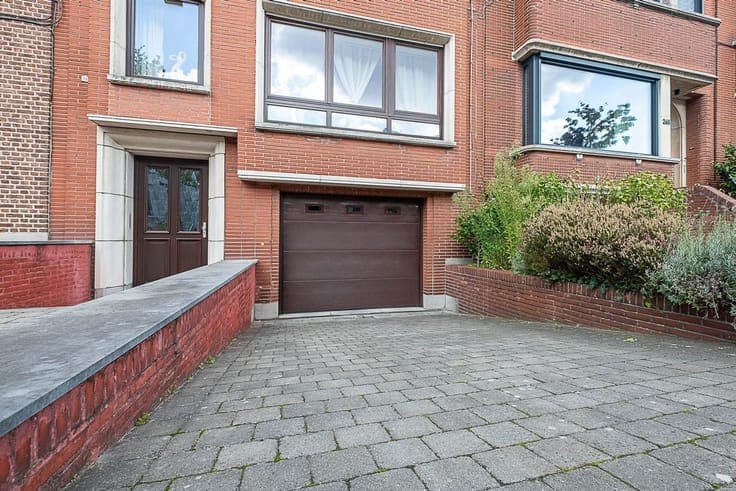 Eengezinswoning met 4 slaapkamers, garage en tuin