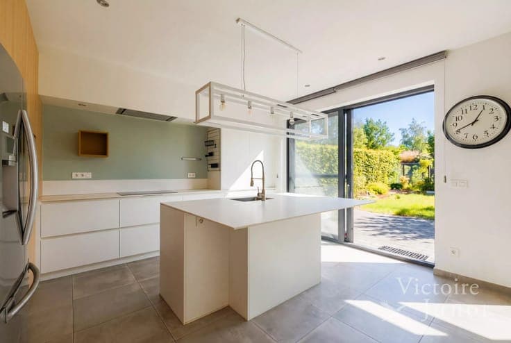 Contemporary villa on 17 acres