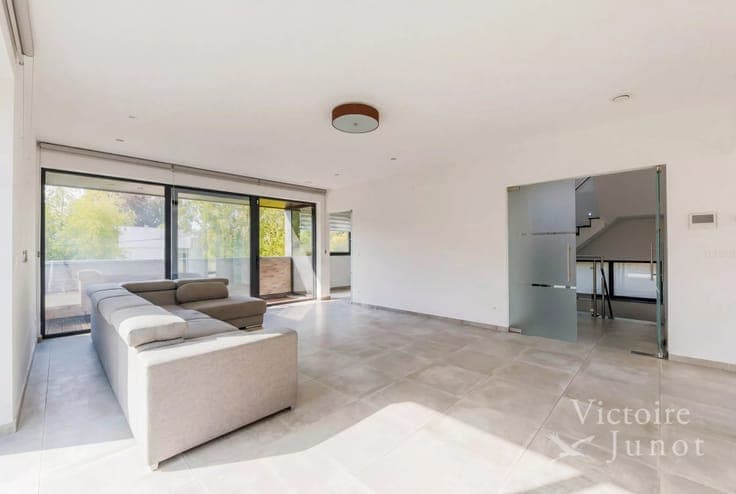 Contemporary villa on 17 acres
