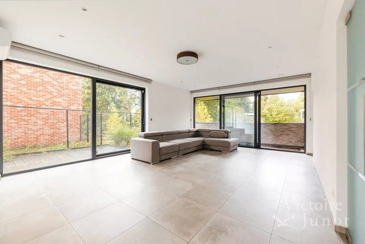 Contemporary villa on 17 acres