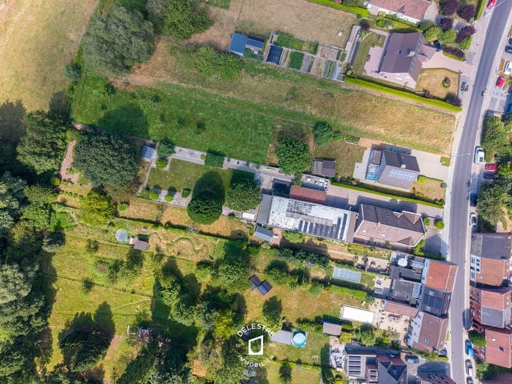 Unieke eigendom met villa, zalige tuin, werkplaats en tal...