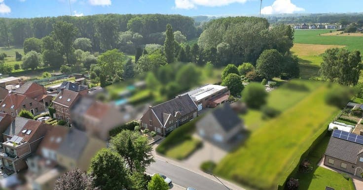 Unieke eigendom met villa, zalige tuin, werkplaats en tal...