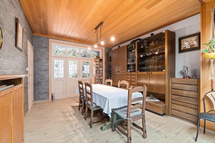 Spacious Home with 5 Bedrooms, Garden and Great Potential
