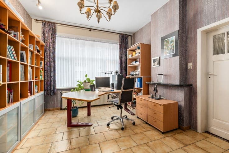 Spacious Home with 5 Bedrooms, Garden and Great Potential