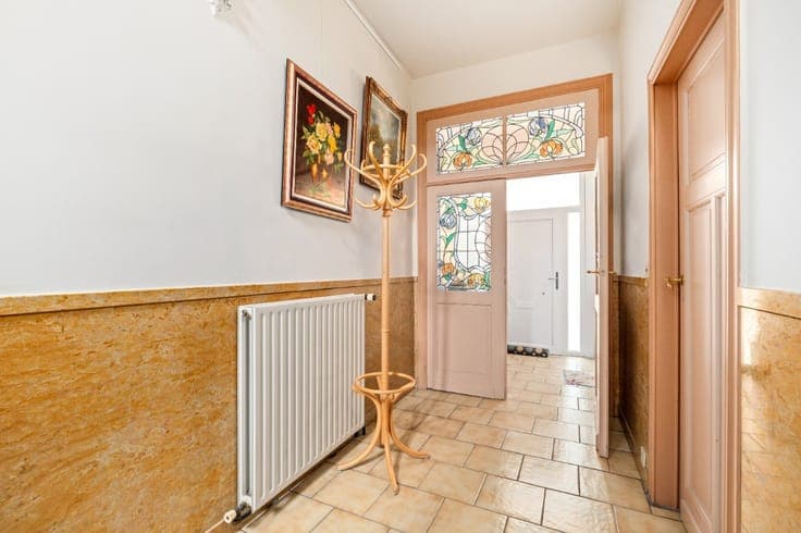 Spacious Home with 5 Bedrooms, Garden and Great Potential