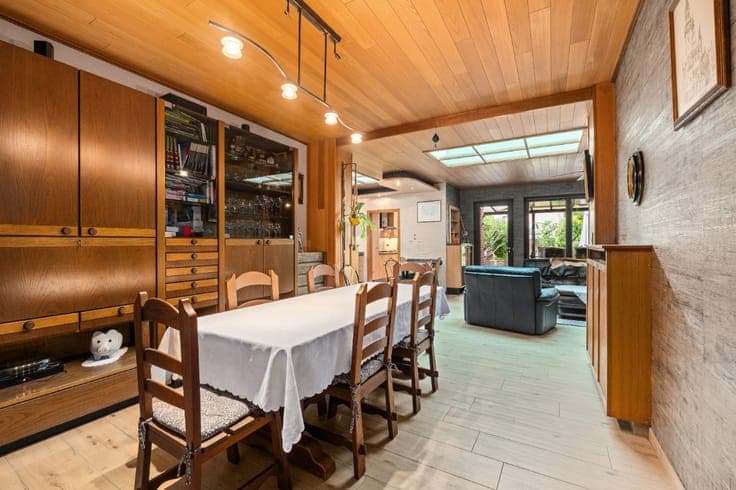 Spacious Home with 5 Bedrooms, Garden and Great Potential