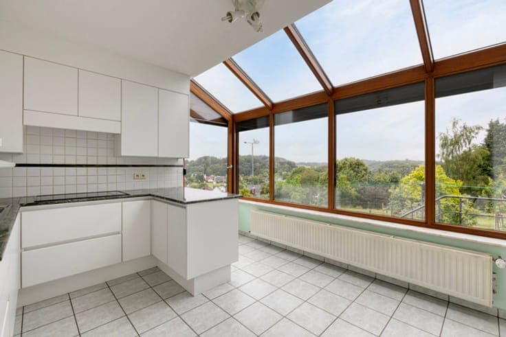Well-maintained, spacious villa located on a dead-end street