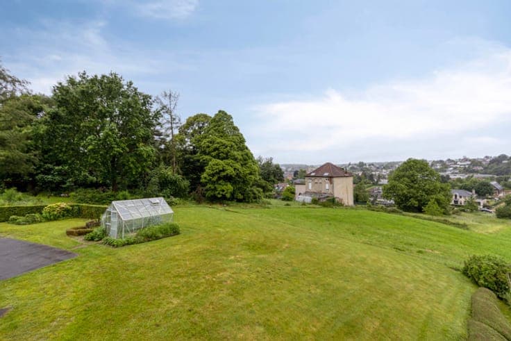 Well-maintained, spacious villa located on a dead-end street