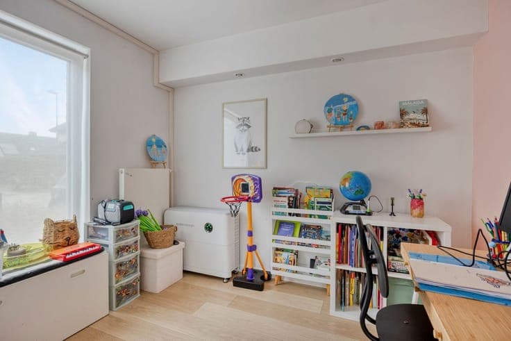 Semi-detached house with 5 bedrooms and a garden