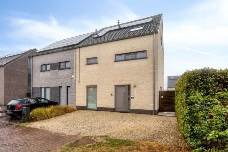 Semi-detached house with 5 bedrooms and a garden