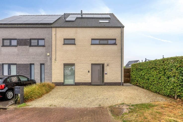 Semi-detached house with 5 bedrooms and a garden