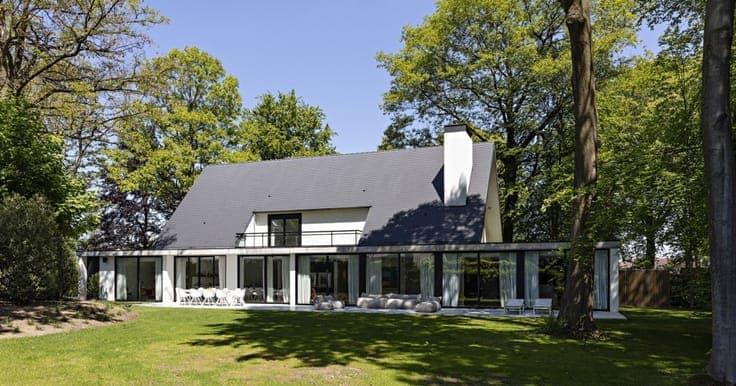 Light, space, design: the quintessential contemporary villa