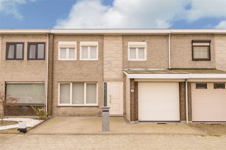 Volledig vernieuwde woning met 3 slaapkamers en grote garage