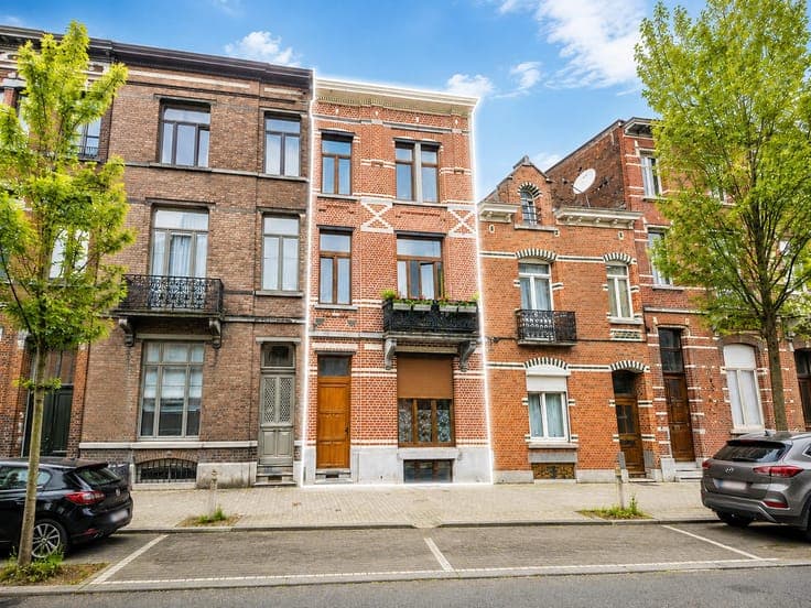 SINGLE-FAMILY HOME, CONVERTED INTO 5 APARTMENTS