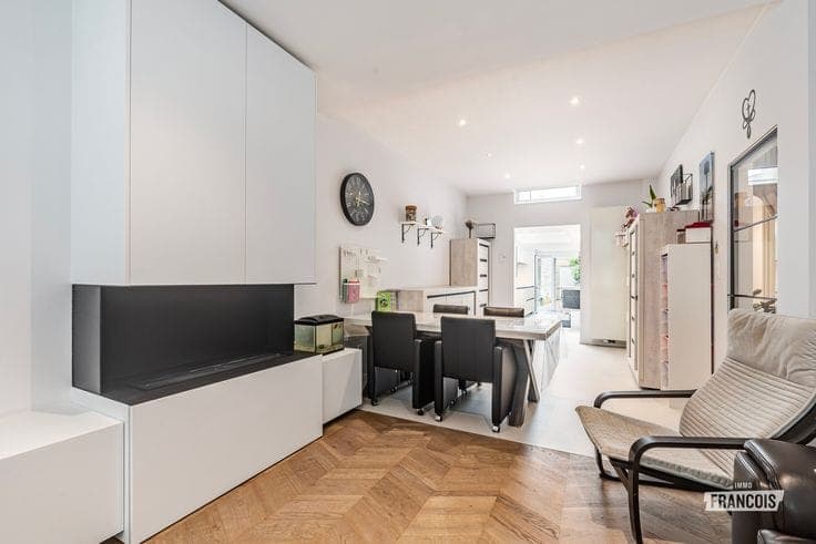A spacious and contemporary home with a sunny garden and ex…