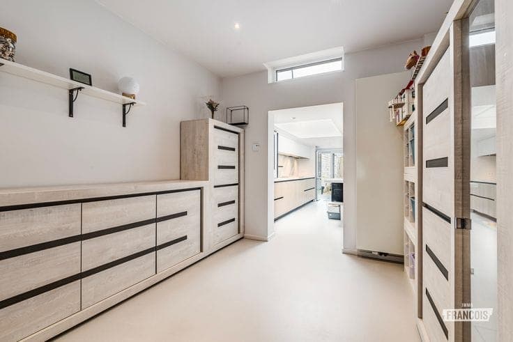 A spacious and contemporary home with a sunny garden and ex…