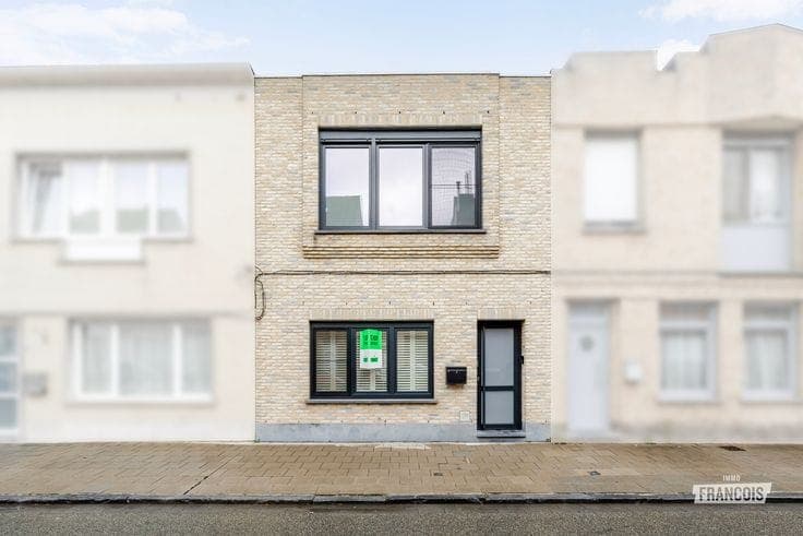 A spacious and contemporary home with a sunny garden and ex…