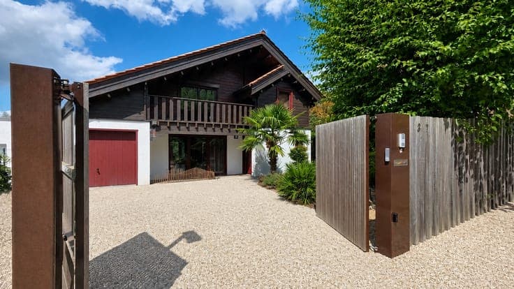 Unique Savoyard-style chalet home – Beersel / Huizingen