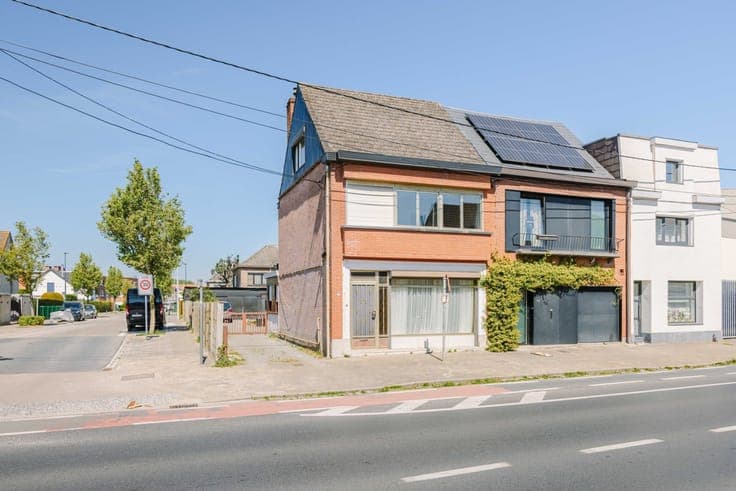 Te renoveren halfopen bebouwing met 3 garages