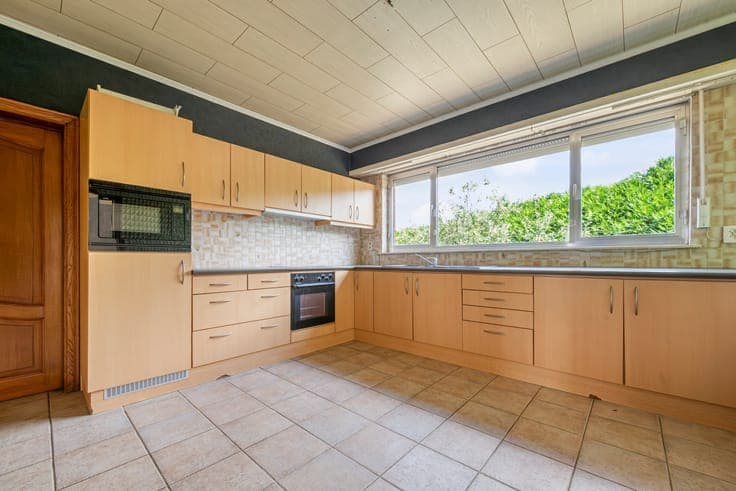 Ruime open bebouwing met 3 slaapkamers en tuin.