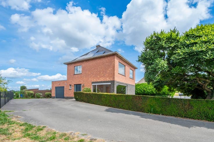 Ruime open bebouwing met 3 slaapkamers en tuin.