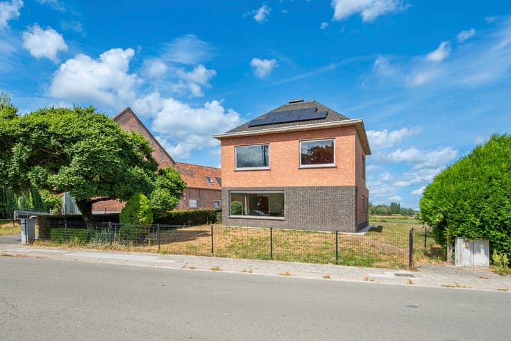 Ruime open bebouwing met 3 slaapkamers en tuin.