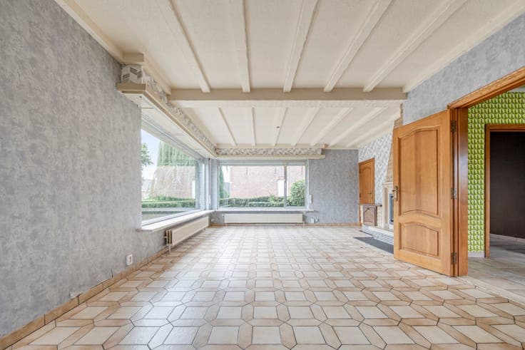 Ruime open bebouwing met 3 slaapkamers en tuin.