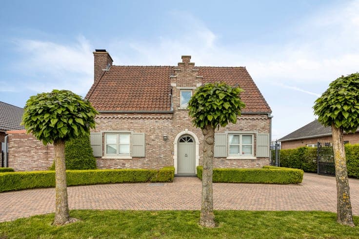Landelijk gelegen open bebouwing met garage en prachtig u...