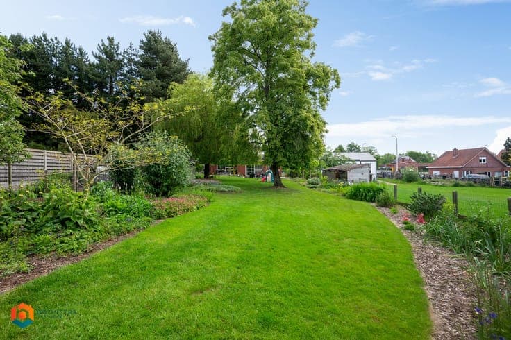 Woning met 3 slpkrs en tuin op perceel van 1617 m²