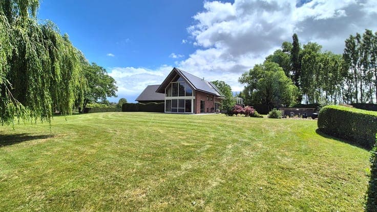 Unieke villa te midden de natuur en rust omvattende o.a. ...