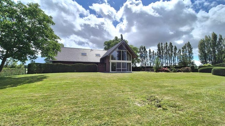 Unieke villa te midden de natuur en rust omvattende o.a. ...