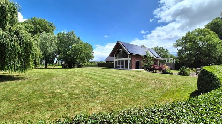 Unieke villa te midden de natuur en rust omvattende o.a. ...