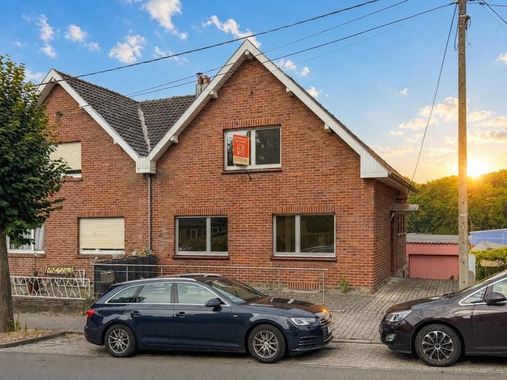 House with garden and garage
