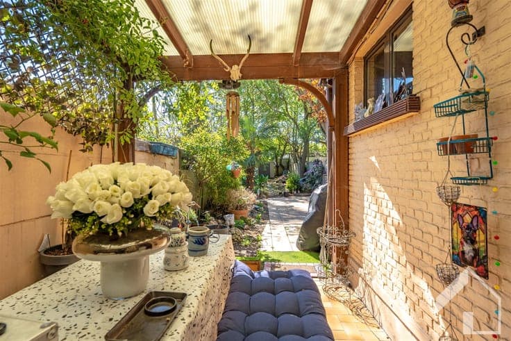 House to renovate with garden and 4 bedrooms