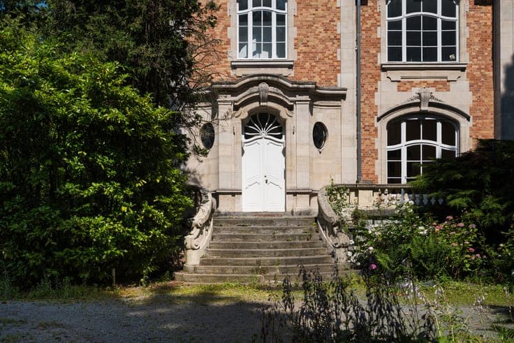 1,060 m² Mansion (Office Use) on a 2,300 m² plot
