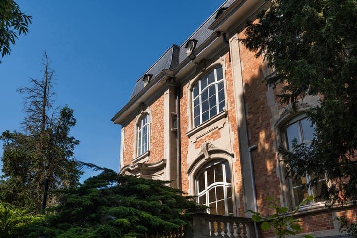 1,060 m² Mansion (Office Use) on a 2,300 m² plot