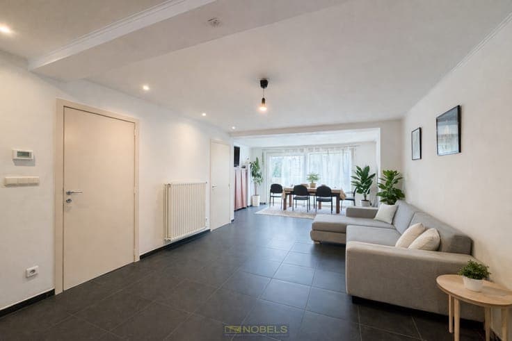 Te koop, Opbrengsteigendom met handelspand en duplex-appa...