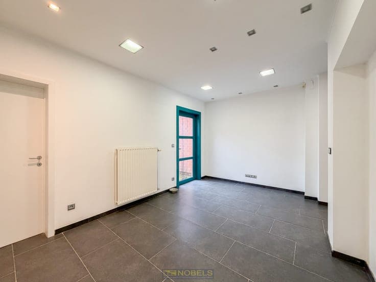 Te koop, Opbrengsteigendom met handelspand en duplex-appa...