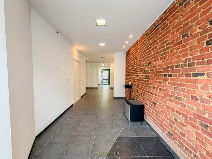 Te koop, Opbrengsteigendom met handelspand en duplex-appa...