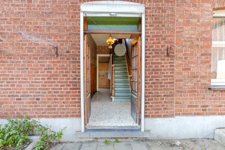 Detached house with garden and garage to renovate in Braives